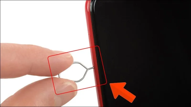 Sử dụng que chọc SIM để mở khay SIM máy Samsung