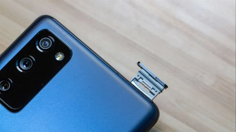 Thiết kế khay SIM điển hình trên điện thoại Samsung đời mới, nơi thực hiện cách lắp sim vào máy Samsung đơn giản