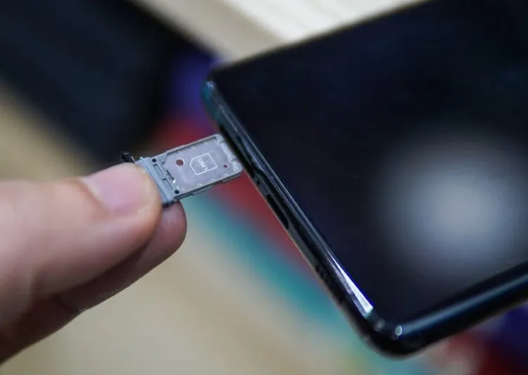 Đặt thẻ SIM vào đúng vị trí trên khay SIM Samsung