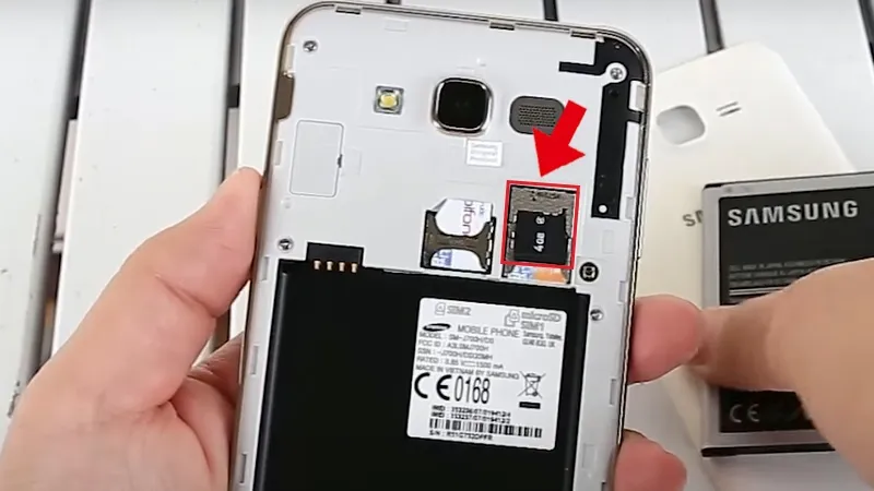 Vị trí lắp đặt SIM trên điện thoại Samsung đời cũ