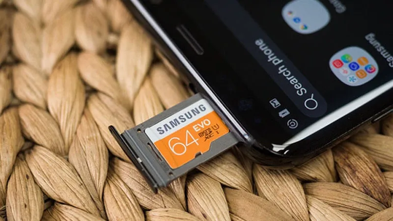 Lắp thẻ nhớ MicroSD vào khay SIM/thẻ nhớ trên Samsung