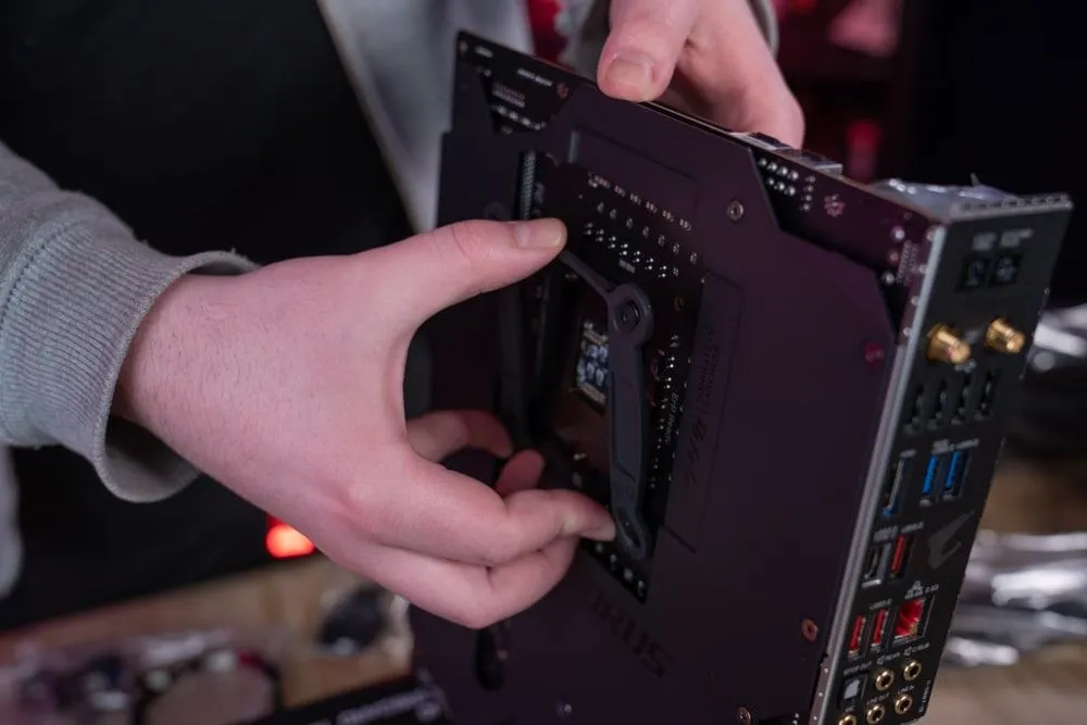 Tự lắp tản nhiệt nước AIO: Cài đặt Backplate