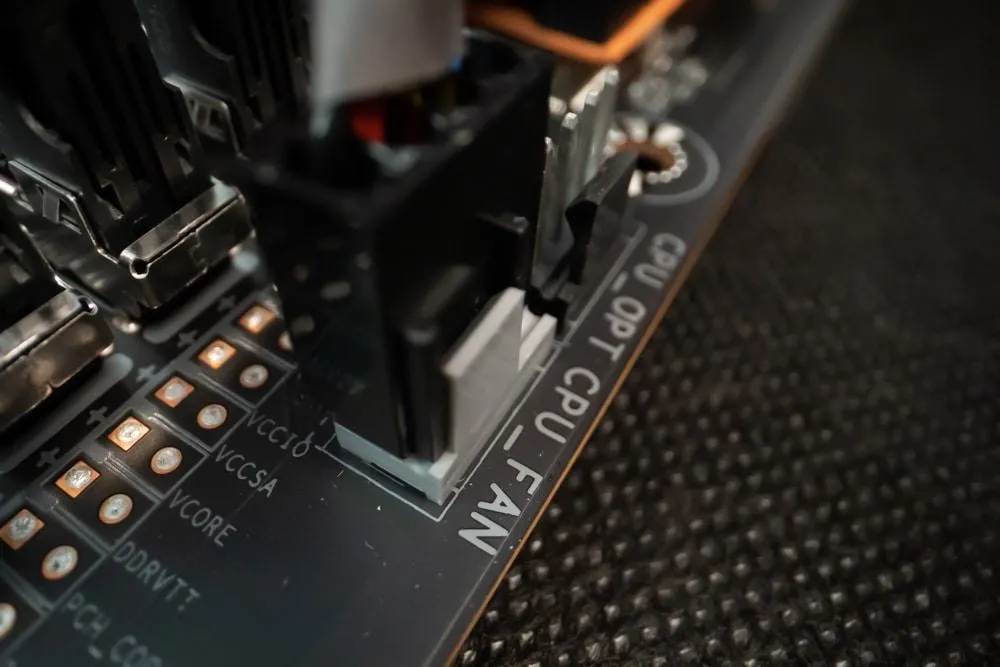 Tự lắp tản nhiệt nước AIO: Cắm cáp quạt CPU