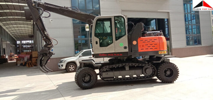 Chuyên gia đang kiểm tra độ căng và độ chắc chắn của xích máy xúc sau khi lắp đặt, đảm bảo an toàn vận hành.