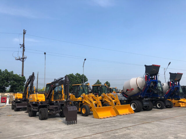 Phụ tùng máy xúc chất lượng cao, bao gồm ốc vít và các bộ phận cơ khí, đóng vai trò then chốt trong quy trình bảo dưỡng và lắp xích.