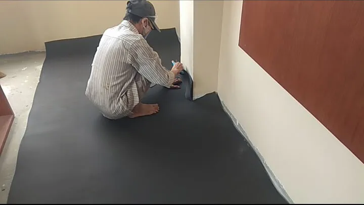 Lớp xốp lót nền quan trọng trước khi lắp sàn gỗ tự nhiên