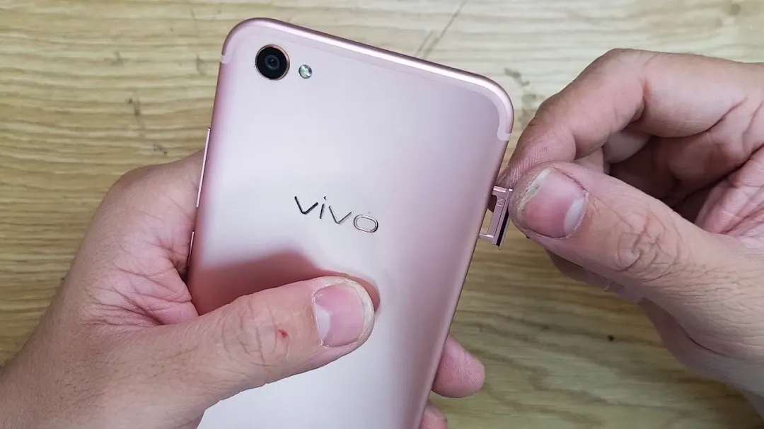 Cách lắp sim vào máy Vivo: Khay SIM và thẻ SIM Nano