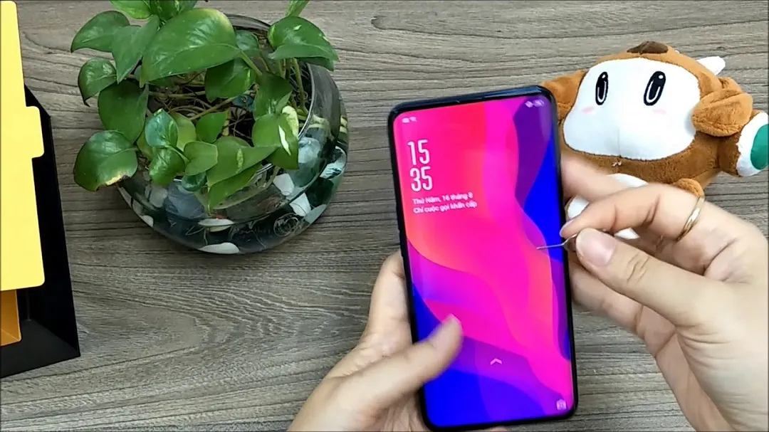 Thao tác mở khay SIM trên điện thoại Vivo bằng cây lấy SIM chuyên dụng