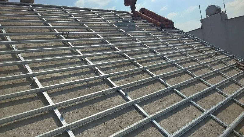 Mặt bằng mái bê tông chuẩn bị cho việc lợp ngói bằng phương pháp bắn vít