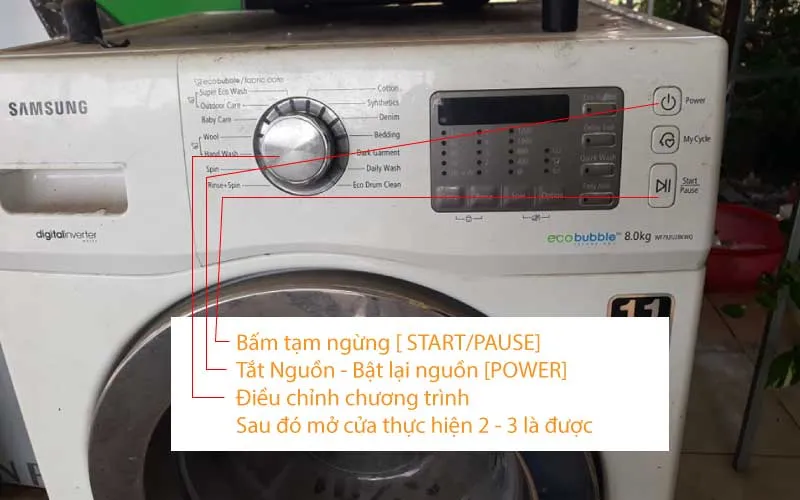 Người dùng đang tìm cách mở cửa máy giặt cửa ngang khi có vật dụng bị bỏ quên bên trong