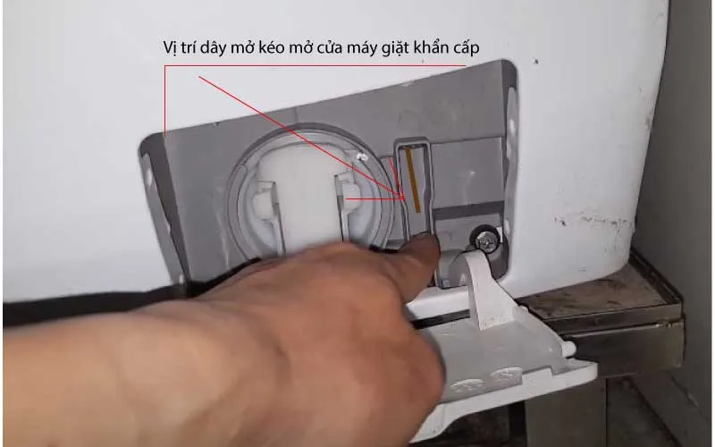 Vị trí ống thoát nước khẩn cấp và dây kéo mở khóa cửa máy giặt ở phần dưới