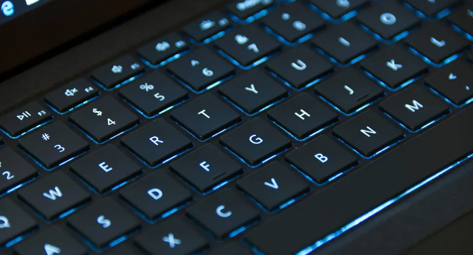 Người dùng đang kiểm tra bàn phím laptop, cần phân biệt rõ khóa bàn phím hay hỏng hóc phần cứng để mở khóa máy tính xách tay