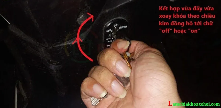 Thợ khóa chuyên nghiệp đang mở khóa cổ xe máy Honda