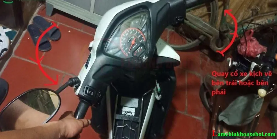 Cách khóa cổ xe máy Honda bằng chìa