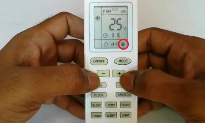 Hình ảnh minh họa cách mở khóa remote máy lạnh Gree khi xuất hiện biểu tượng khóa trên màn hình điều khiển, giúp người dùng dễ dàng nhận biết và xử lý.