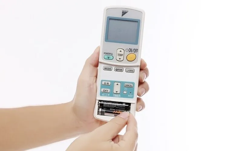 Kỹ thuật viên đang kiểm tra hoặc sửa chữa remote máy lạnh bị lỗi bo mạch