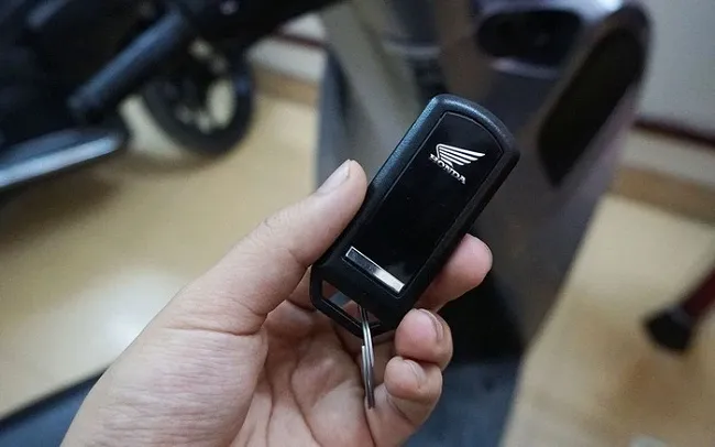 Thao tác mở khóa cốp và bình xăng xe Airblade đời mới