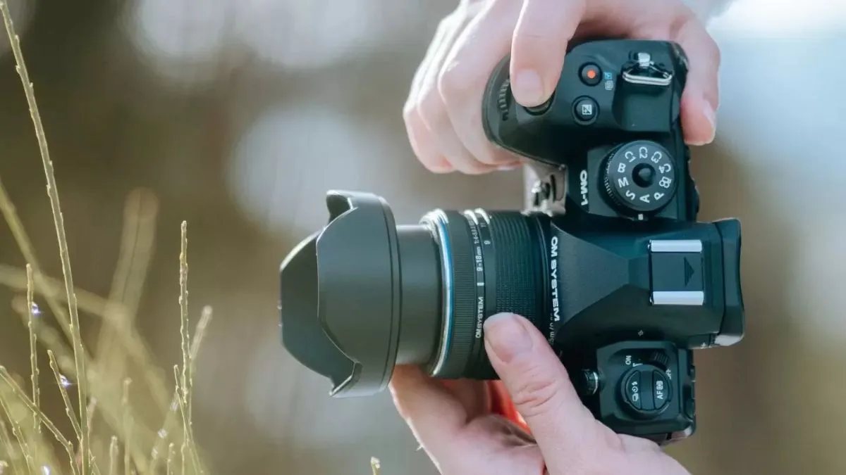 Vì sao cần biết cách mở ống kính máy ảnh đúng cách