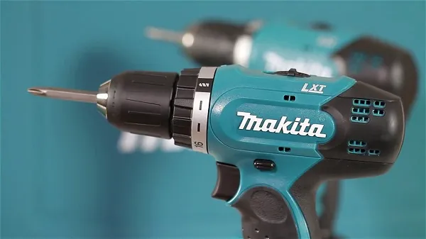 Hình ảnh minh họa các rủi ro và tác hại khi sử dụng máy khoan pin Makita không chính hãng, nhấn mạnh tầm quan trọng của việc nhận biết hàng thật.