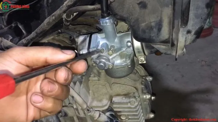 cách nhận biết xe máy bị khóa xăng