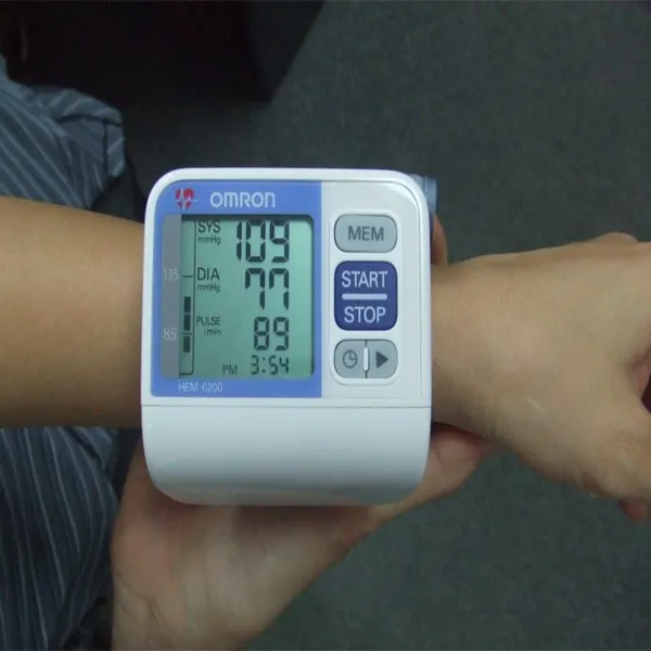 Thận trọng trước khi đo huyết áp với máy điện tử Omron