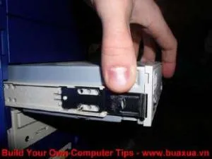Minh họa quy trình cố định ổ đĩa quang vào khoang 5.25 inch trong thùng máy, đảm bảo an toàn khi thực hiện cách lắp ổ đĩa dvd vào máy tính