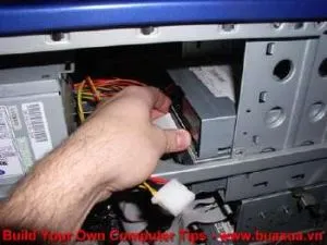 Kết nối cáp dữ liệu IDE 40 chân vào cổng phía sau ổ đĩa quang, một bước quan trọng trong cách lắp ổ đĩa dvd vào máy tính