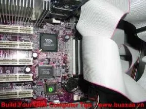 Cắm đầu còn lại của cáp dữ liệu IDE vào cổng bo mạch chủ, hoàn tất kết nối dữ liệu cho ổ đĩa quang khi lắp ổ đĩa dvd vào máy tính