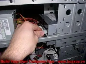 Kết nối dây nguồn Molex 4 chân vào ổ đĩa quang IDE, cung cấp năng lượng cần thiết trong quá trình cách lắp ổ đĩa dvd vào máy tính