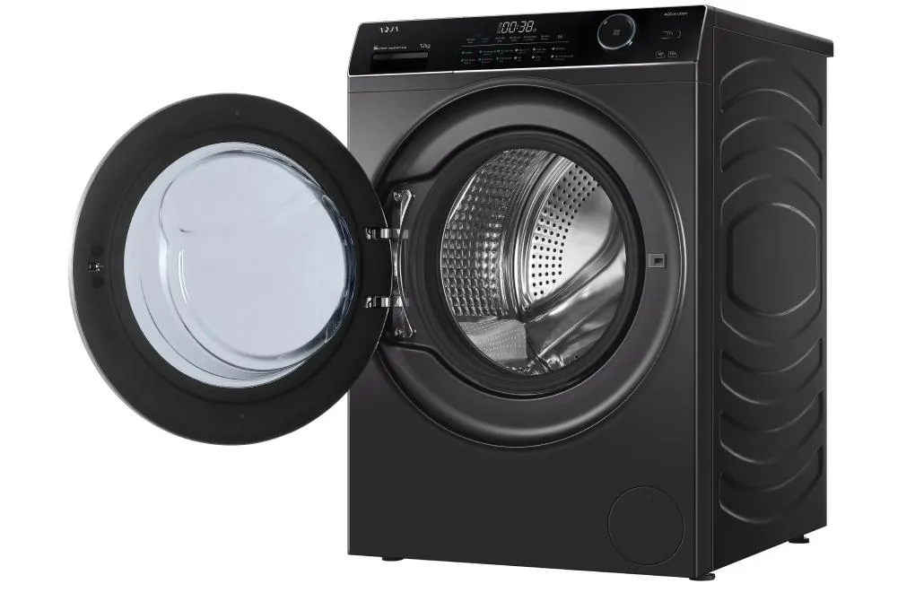 Lồng giặt máy Aqua có quần áo bên trong