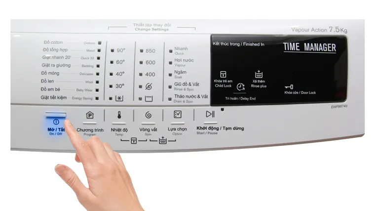 Mở nút nguồn (Off/On) trên bảng điều khiển máy giặt Electrolux EWF85743