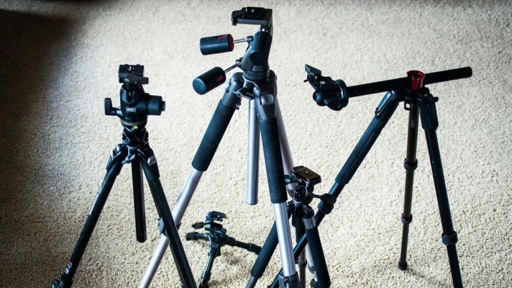 Phân biệt chân máy ảnh Monopod và Tripod, hai loại giá đỡ phổ biến cho nhiếp ảnh gia.