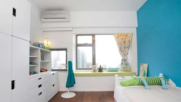 Người phụ nữ đang tắt máy điều hòa Nagakawa để tiết kiệm điện và làm thông thoáng phòng