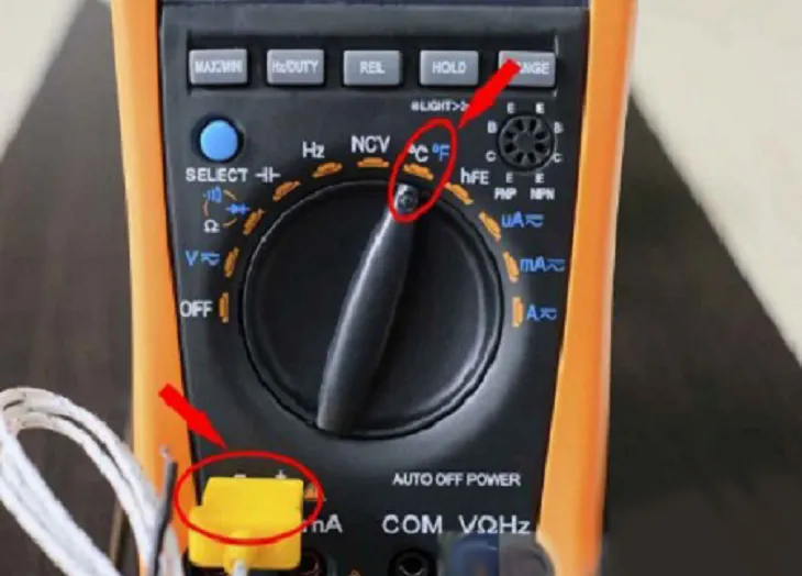 Người đang thực hiện cách sử dụng máy đo volt đa năng để đo nhiệt độ bằng cảm biến