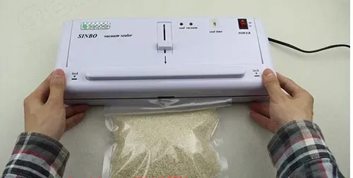 Đóng nắp máy hút chân không DZ300A sau khi đặt túi thực phẩm vào vị trí hút.