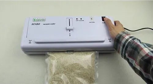 Quá trình hút chân không thực phẩm bằng máy DZ300A, đảm bảo không khí được loại bỏ.