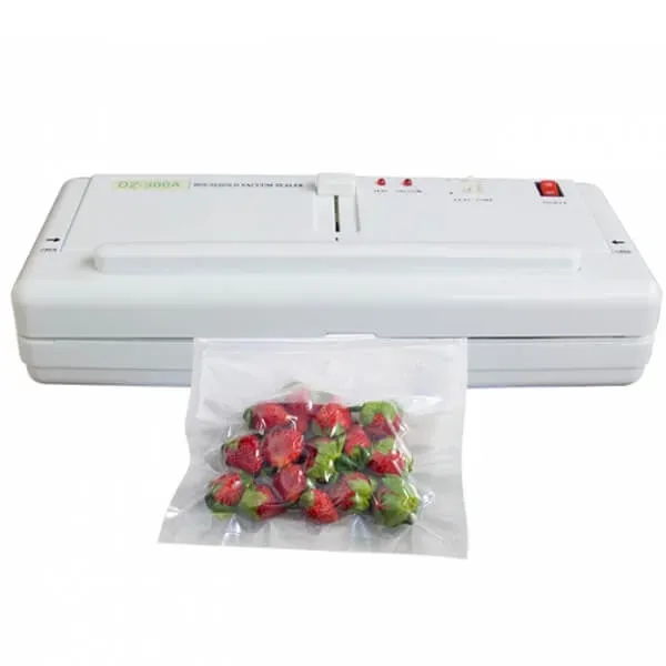 Lấy sản phẩm đã đóng gói chân không ra khỏi máy DZ300A một cách cẩn thận.