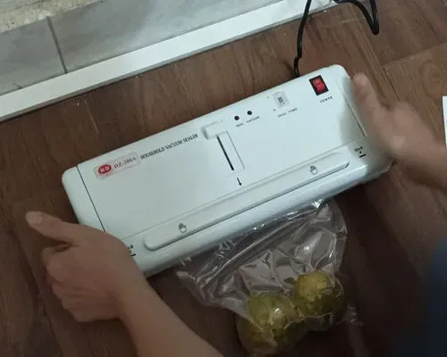 Hàn miệng túi chặt chẽ bằng máy hút chân không DZ300A sau khi hoàn tất hút khí.