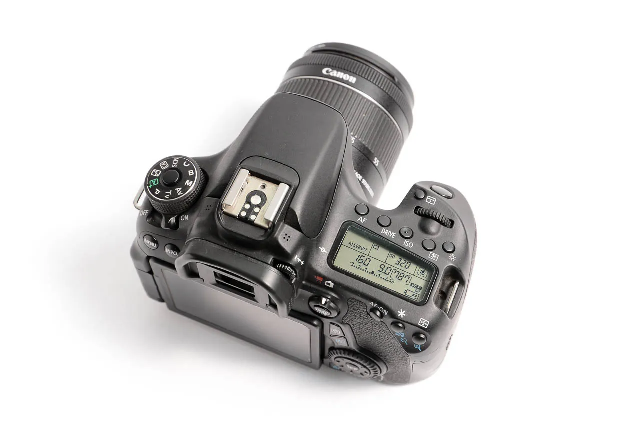 Cận cảnh nút điều khiển trên máy ảnh cơ Canon, thể hiện cách sử dụng dễ dàng