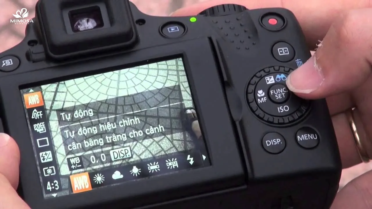 Máy ảnh Canon EOS 700D với màn hình lật xoay, hướng dẫn sử dụng máy cơ hiện đại