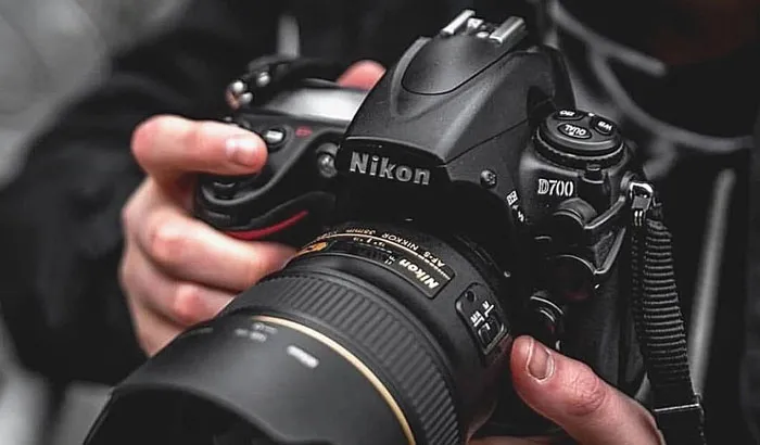 Người dùng đang thao tác trên máy ảnh Nikon để xóa ảnh