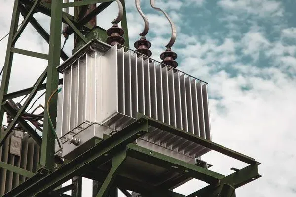 Sơ đồ minh họa vai trò của máy biến áp 1 pha trong hệ thống điện gia đình