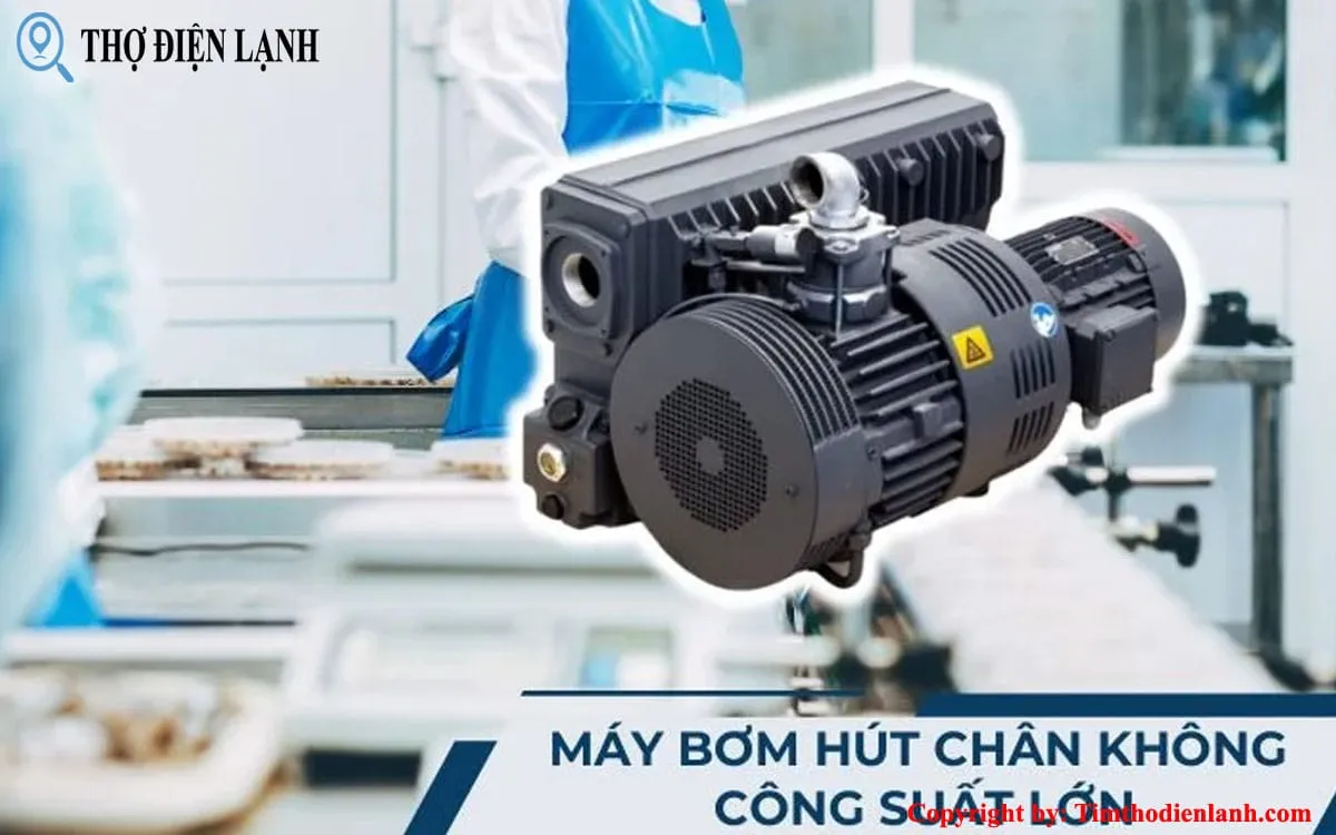 Một kỹ sư đang thao tác với máy bơm chân không trong môi trường nhà xưởng, thể hiện cách lắp máy bơm chân không và kiểm tra thiết bị