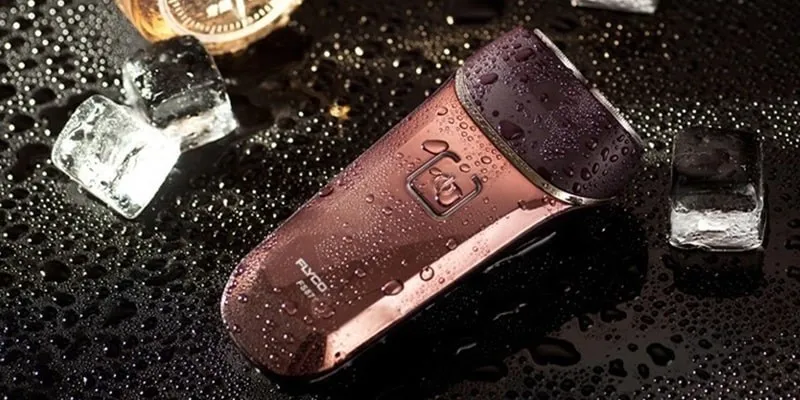 Hình ảnh minh họa máy cạo râu Flyco FS871 với nút bấm dễ sử dụng