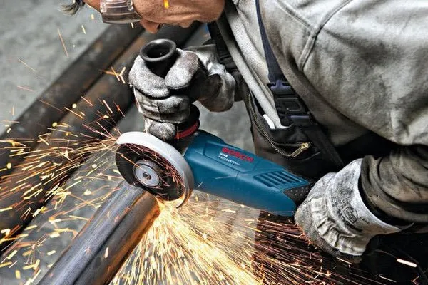 Hướng dẫn từng bước cách sử dụng máy cắt cầm tay đúng kỹ thuật an toàn cho các vật liệu khác nhau