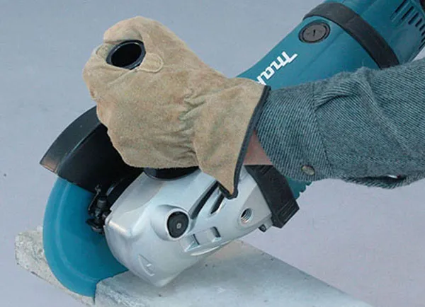 Việc chọn lựa phụ kiện và lưỡi cắt phù hợp là yếu tố quan trọng khi sử dụng máy cắt cầm tay