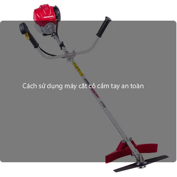 Người nông dân đang thực hiện cách sử dụng máy cắt cỏ cầm tay trên đồng ruộng rộng lớn, đảm bảo an toàn lao động