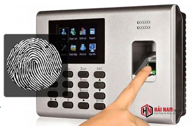 Nhân viên đăng ký vân tay trên máy chấm công, là bước quan trọng trong cách sử dụng máy chấm công để quản lý.