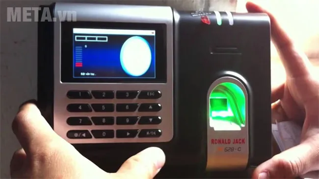 Lắp đặt máy chấm công vân tay Ronald Jack X628-C lên tường đúng cách