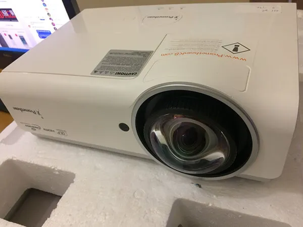 Minh họa cách mở máy chiếu Promethean và các bước kích hoạt thiết bị